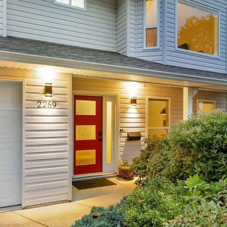 Updated 5-Bedroom House Peaceful Street Mountain Views