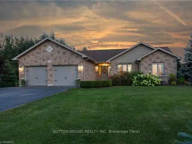 Beautiful Georgian Bluffs Home with Pool Hot Tub and Oversized Garage