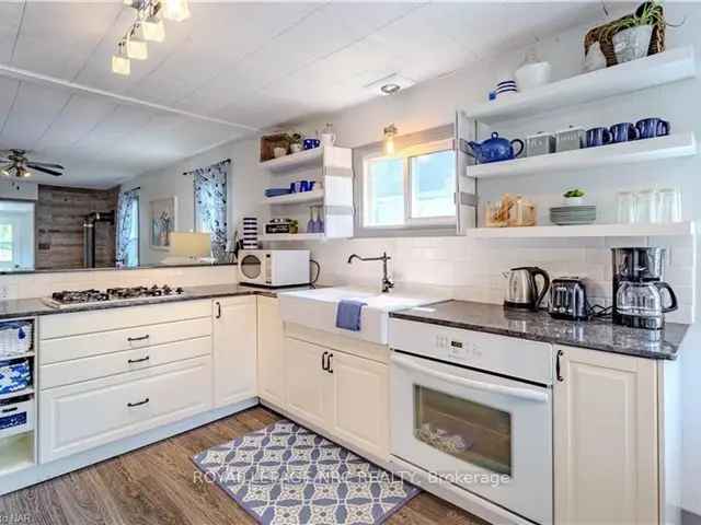 Charming Crystal Beach Bungalow Near Sandy Beach