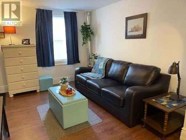 Cozy 1 3/4 Home Near Law School - Updated Kitchen & Fenced Yard