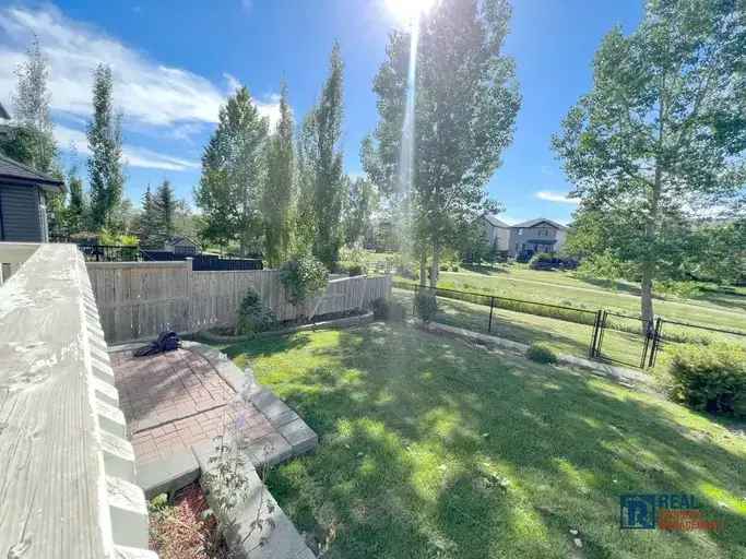 Rent House in Calgary with 3 Bedrooms, 2.5 Bathrooms and Spacious Yard