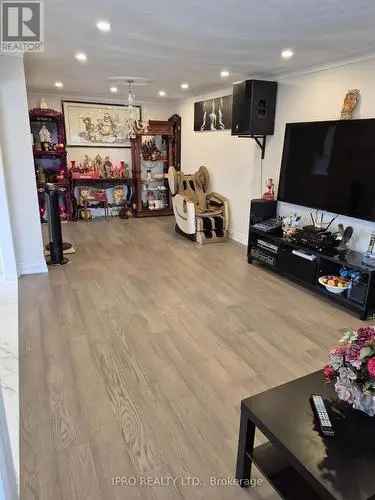 3 1 Detached Bungalow Cooksville Mississauga Modern Kitchen Finished Basement