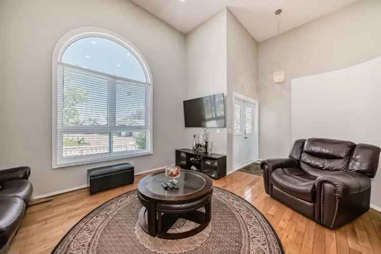 House For Sale in Calgary, Alberta