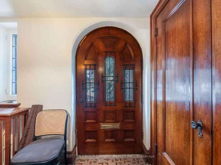 5-Bed 4-Bath Family Home in Lawrence Park South