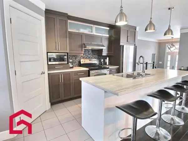 4-Bedroom Bungalow with Pool Near Park and Bike Path
