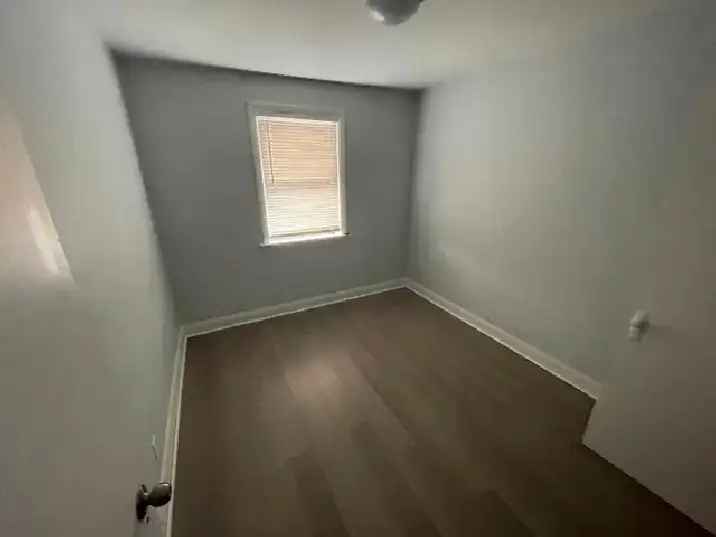 Room for Rent in East York Comfortable with Amenities