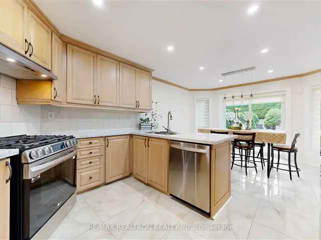 House For Sale in Newmarket, Ontario