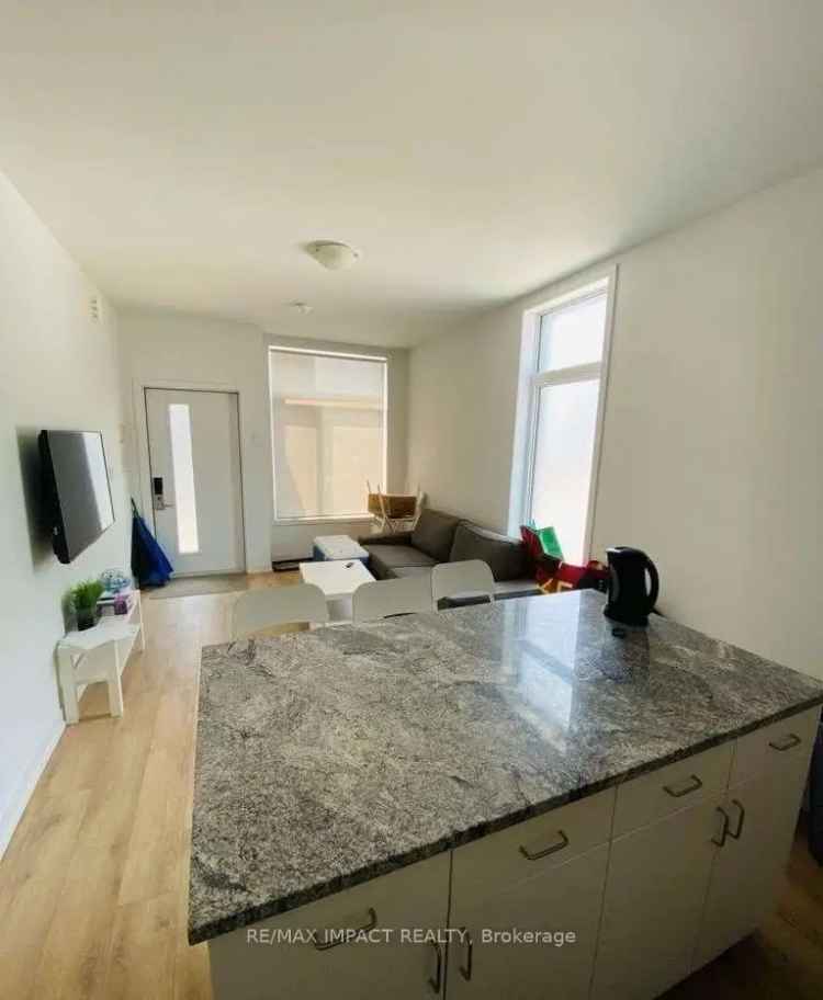 3 Bedroom 3 Bathroom Corner Unit Near UOIT and Durham College