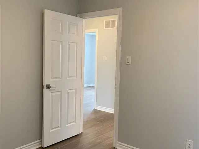 Fully Renovated 3-Bedroom House in Barrhaven Half Moon Bay