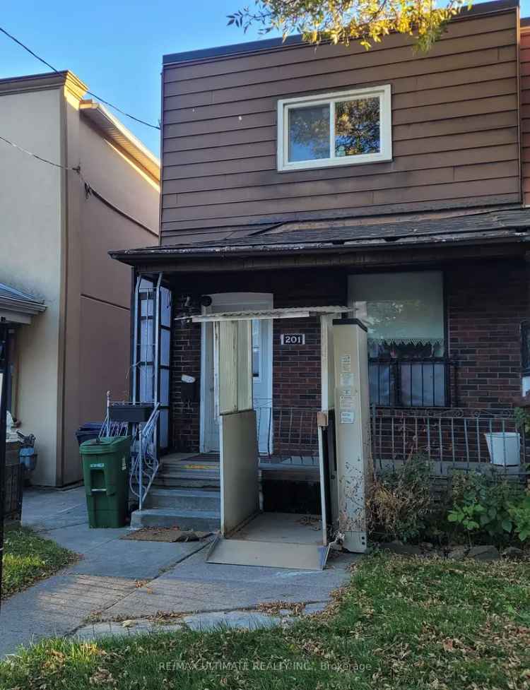 House For Sale in Toronto, Ontario