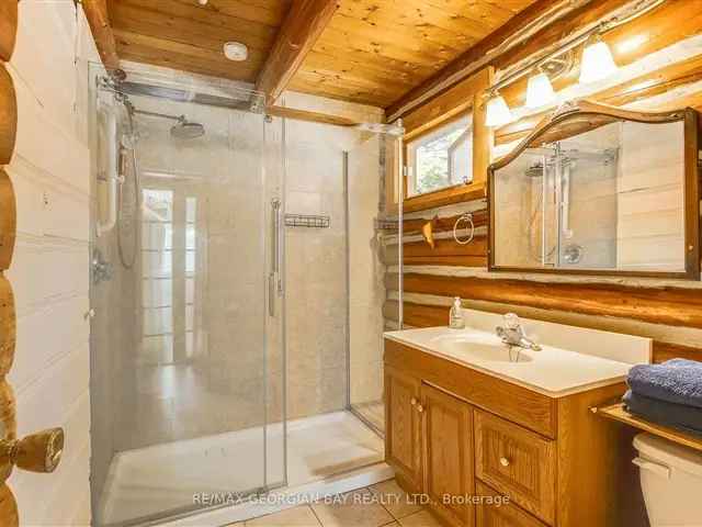 Balm Beach Log Home: Spacious 5-Bedroom Cottage Near Beach