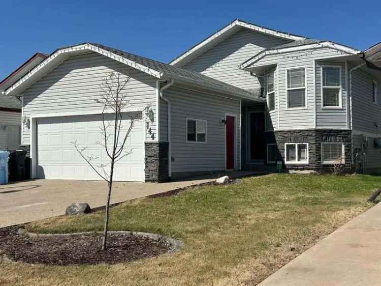 5 Bedroom 3 Bath Family Home in Fort McMurray