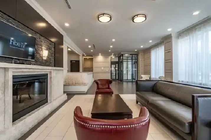 Bright 1 Bed Den Condo Parking Lawrence Bathurst