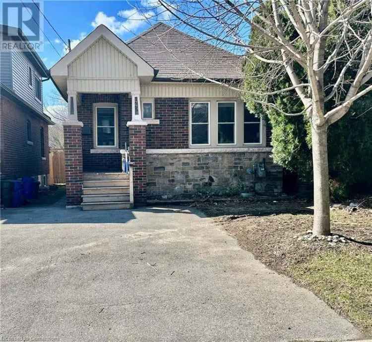 Hamilton West Kirkendall Bungalow - Family Home near McMaster University