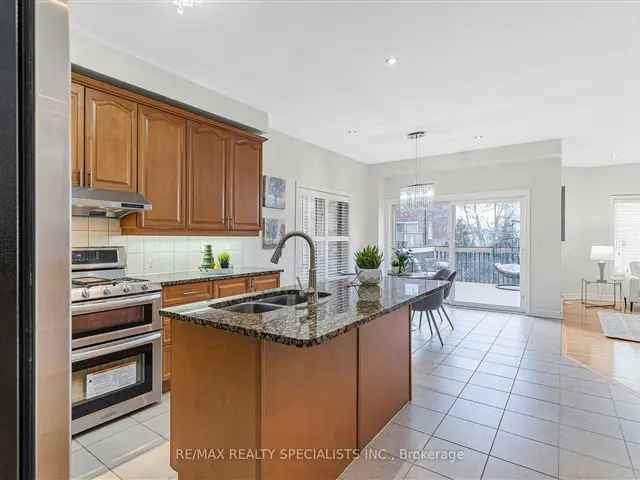 Elegant Churchill Meadows Detached Home  Modern Kitchen Finished Basement