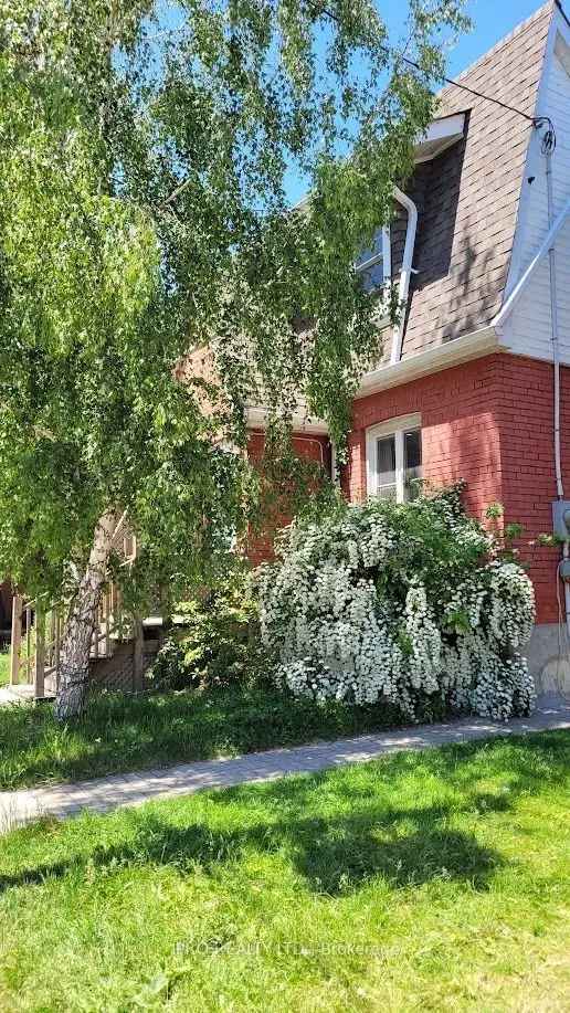 House For Sale in 24, Mosley Street, Toronto, Ontario