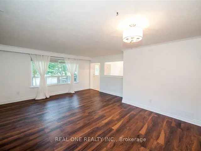 3 Bedroom 1 Bathroom Bungalow Main Floor For Lease in Richmond Hill