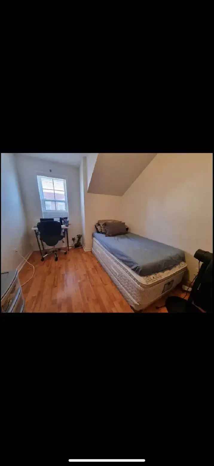 Room for Rent in Spacious Quiet Clean Accommodation Near Subway