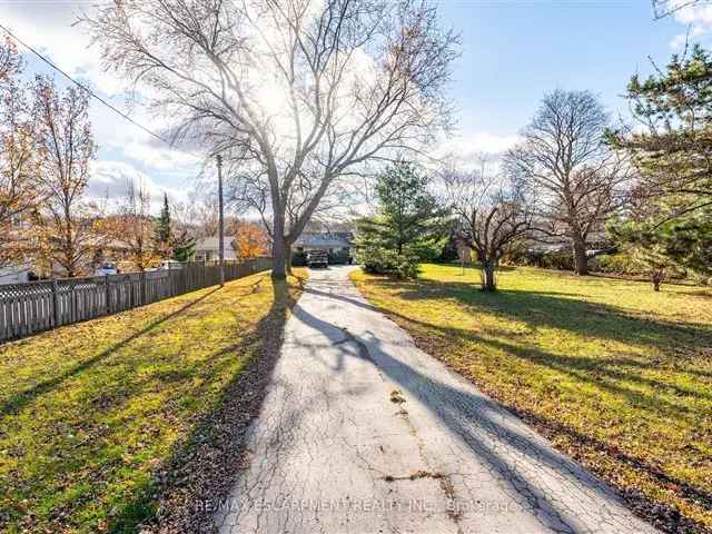 Exceptional Bungalow On Over Half An Acre Below Escarpment