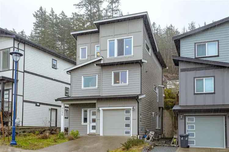 2020 Oak Bay Home: Spacious, Modern, & Quality Built