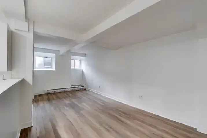 WOW! Spacieux loft de 2000 pi2 avec PARKING!