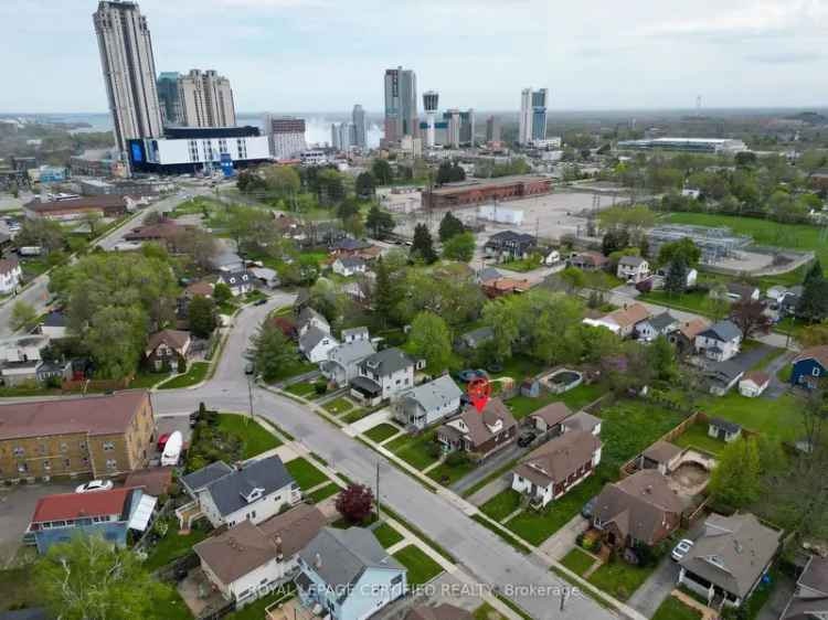 Buy Detached House Near Niagara Falls with Investment Potential