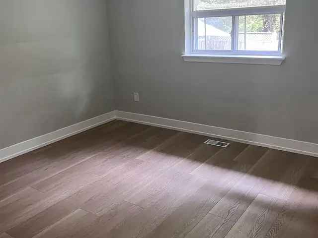 3 Bedroom 1.5 Washroom Upper Bungalow Near Bramalea GO