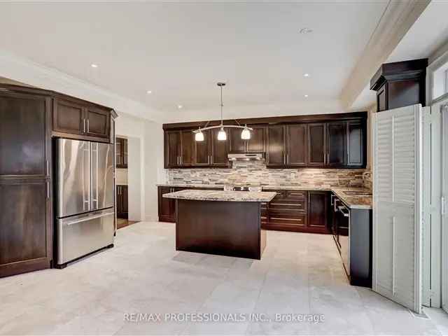 Spectacular Stonegate-Queensway Home 2600 sq ft