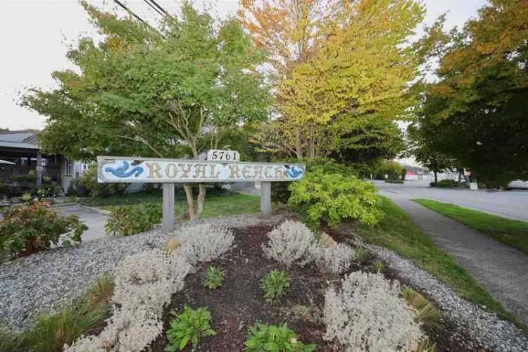 A $449,000.00 Townhouse with 1 bedroom in Sechelt District, Sunshine Coast