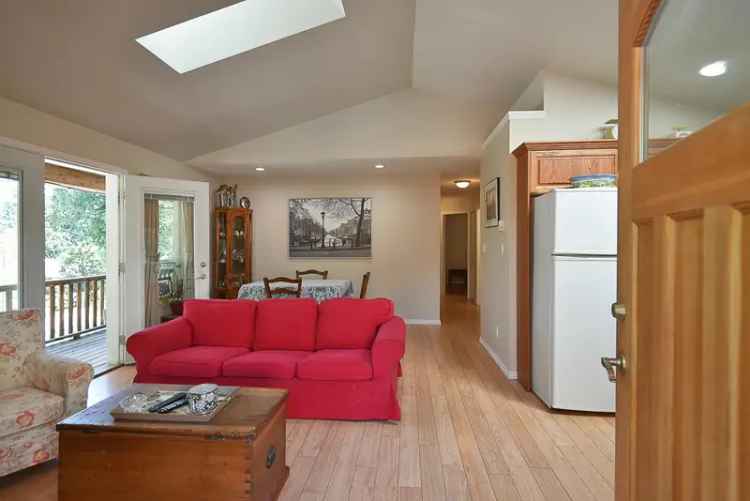 Sechelt Downtown 3-Bedroom Rancher Charming Home