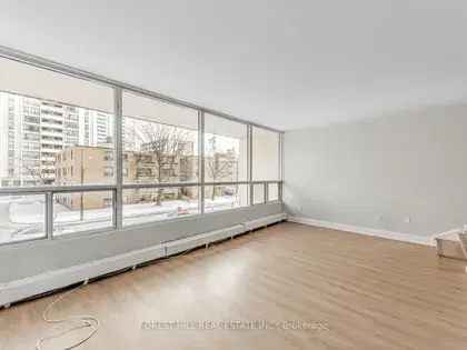 4 Room 721 Sq Ft Apartment in Toronto Rosebury Square