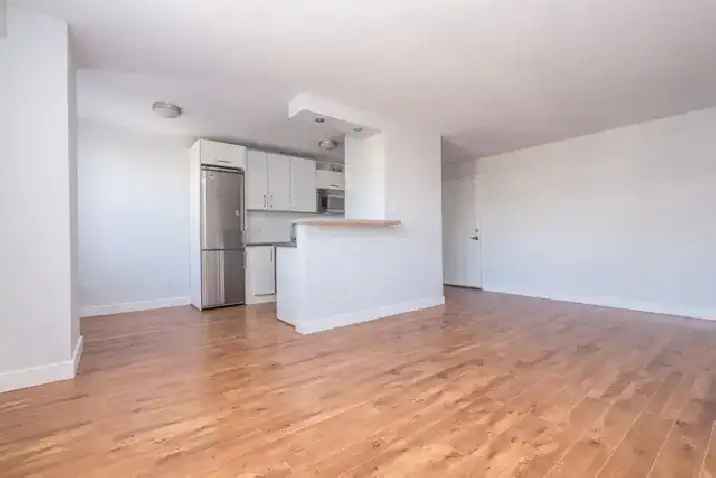 Two bedroom, Tyndall and King St W - ID 977