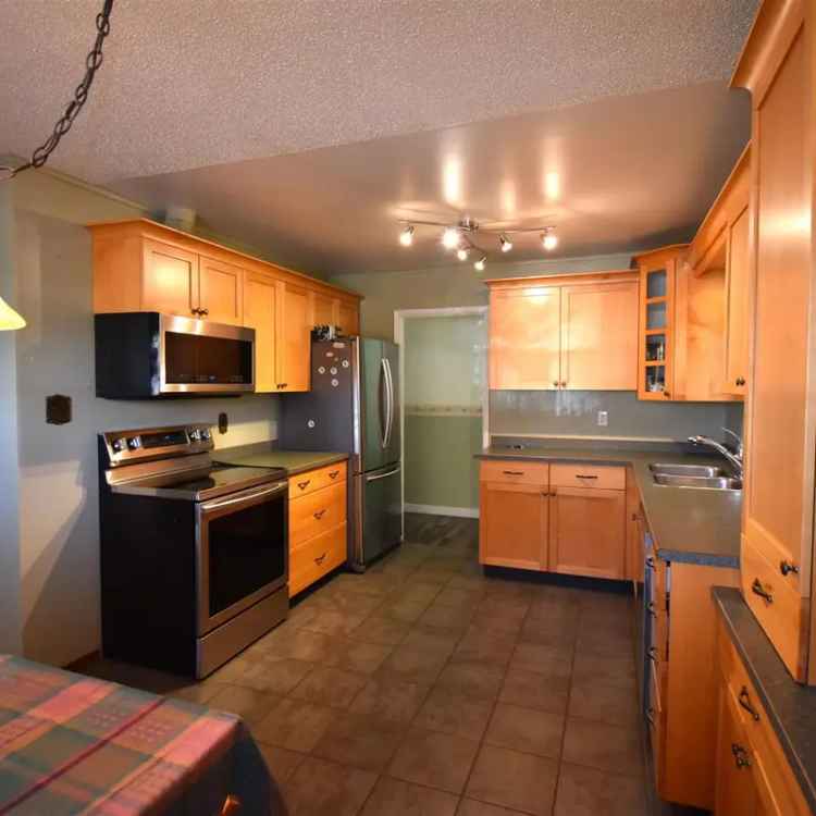 4 Bedroom Bungalow Family Home Updated Kitchen Cozy Living Space