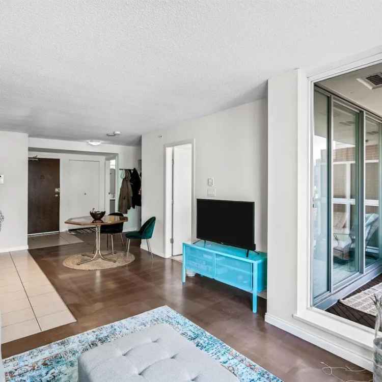 1 Bed + Den Condo for Sale in Crosstown