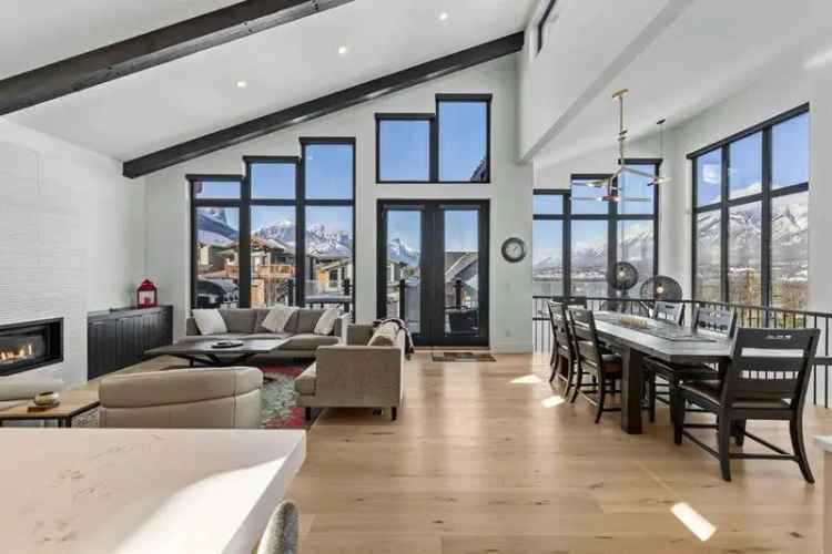 Luxury 6-Bedroom Mountain Home in Three Sisters