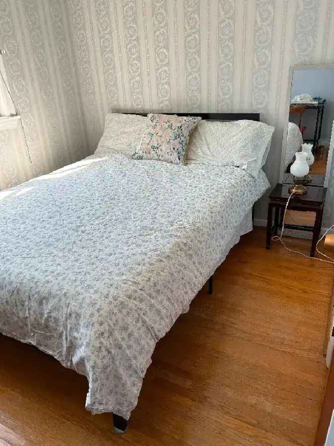 Rent Room for Females in Bayview and Sheppard with Great Amenities