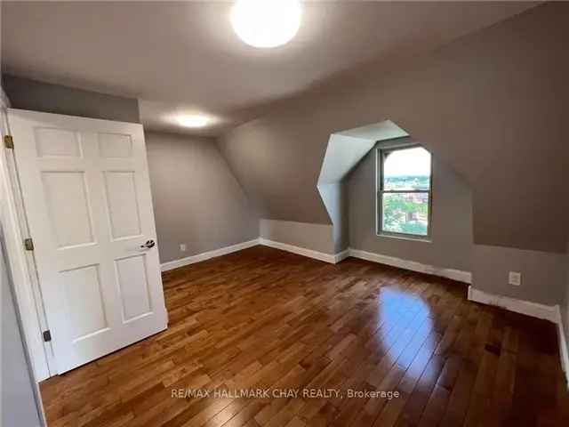 1900 sq ft Renovated Victorian Brownstone Near Downtown