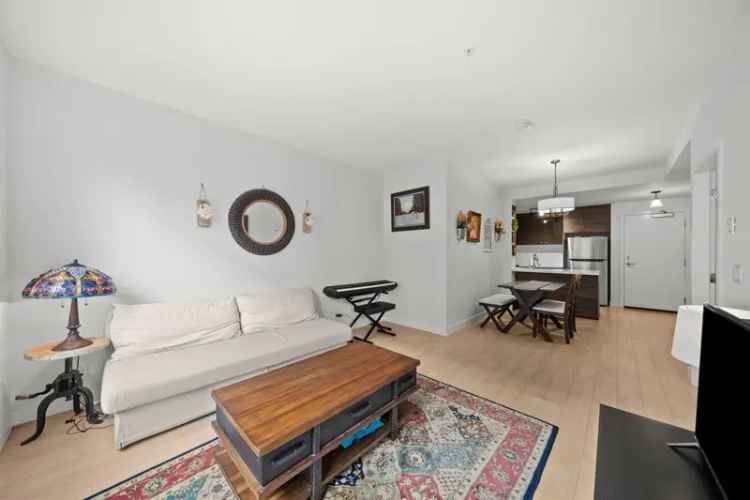 Condo For Sale in Surrey, British Columbia