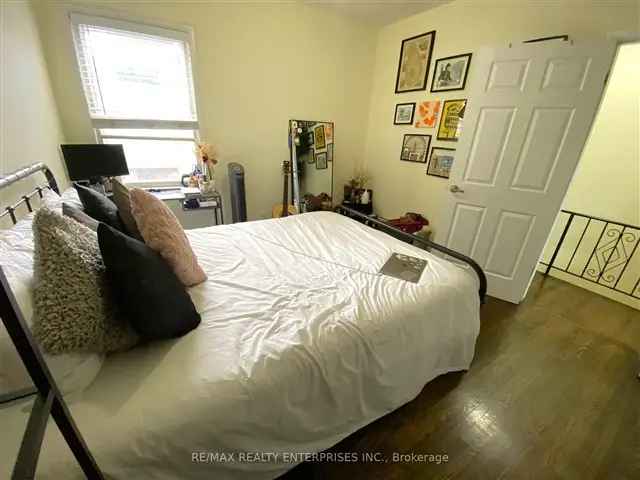 Queen West 2-Bedroom Apartment Near Trinity Bellwoods Park