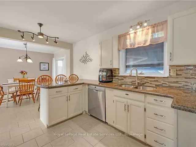 House For Sale in Oakville, Ontario