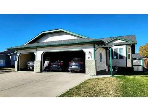 House For Sale in Lancaster Green Red Deer