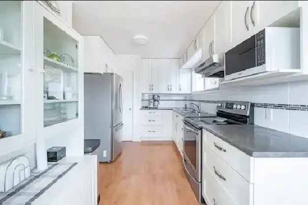 $4,700 / 3br - 1900ft2 - 3 level, 3 Bedroom with Den/BSMT