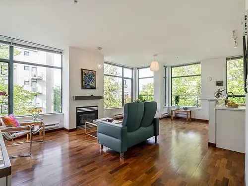 Vancouver Corner Suite with City & Mountain Views