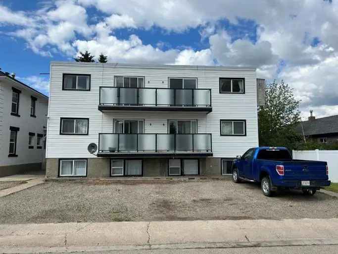 Spacious Downtown Innisfail Apartment - Pet Friendly