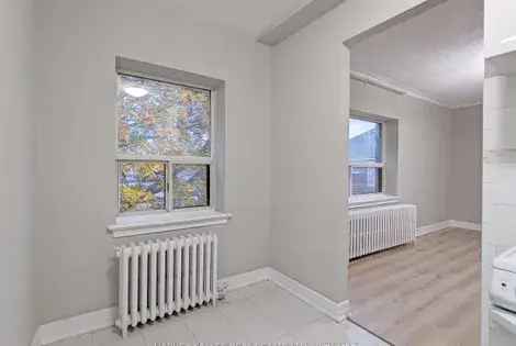 Spacious 1 Bedroom Unit 296m² in Toronto Near St Clair