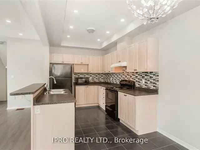 Townhouse For Sale in Hamilton, Ontario