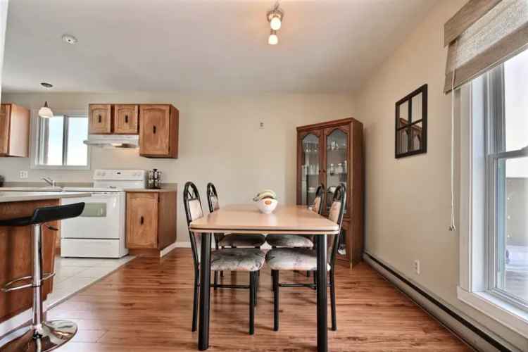 5 1 2 Apartment for Rent - Students - 3 Bedrooms - Parking