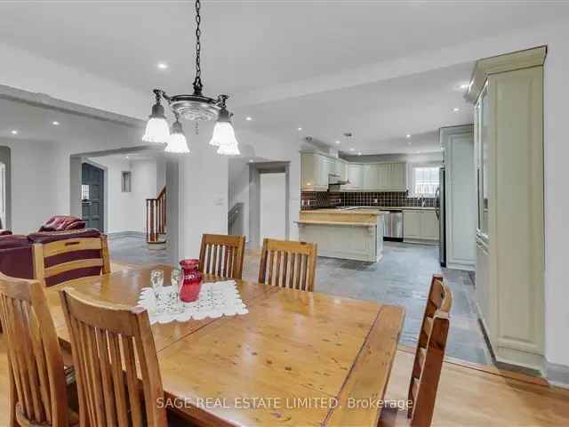 Casa Loma Family Home 4 Beds 2700 sq ft