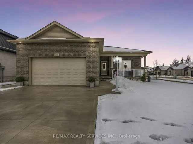 Stunning 2-Year-New Bungalow with 4-Car Driveway and Gourmet Kitchen