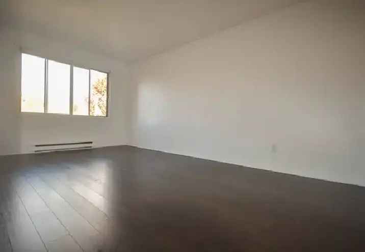 Rent 1 Bedroom Apartment in Cote des Neiges with Modern Features